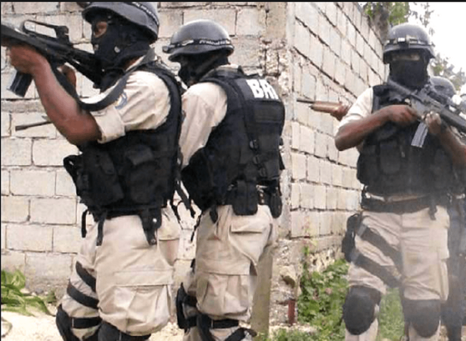 Des policiers en pleine opération/ Archives 