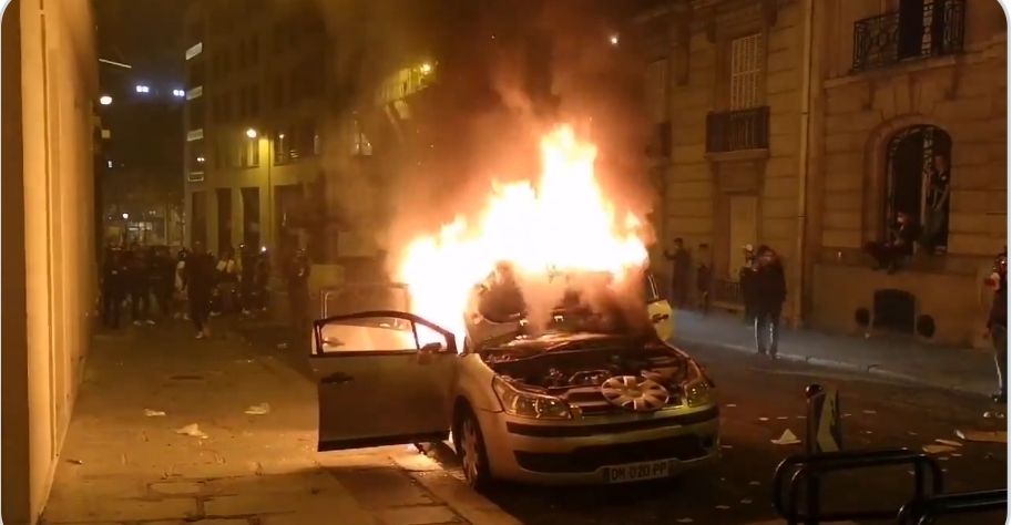 Véhicule en feu à Paris 