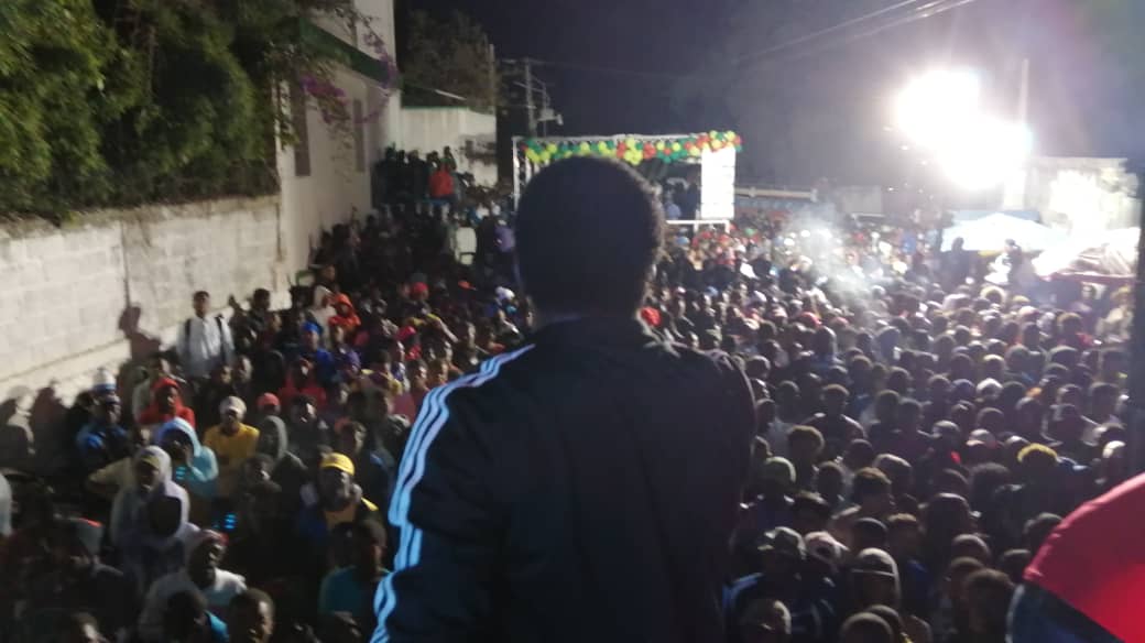Louco Desir s'adressant au public 