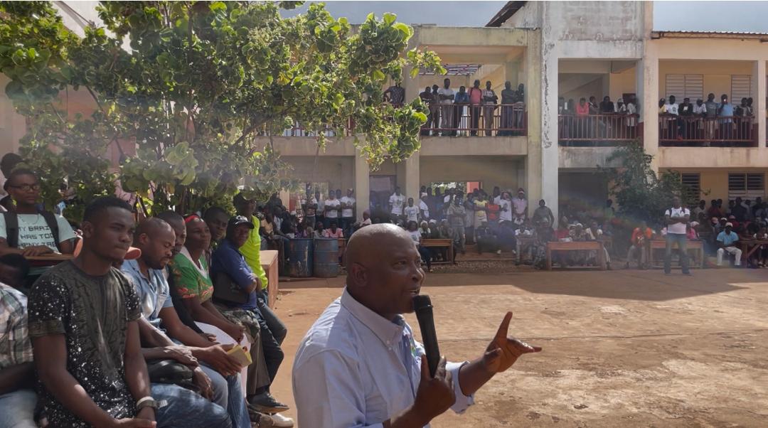 Le leader de ASE, Cholzer Chancy s'adressant à la foule