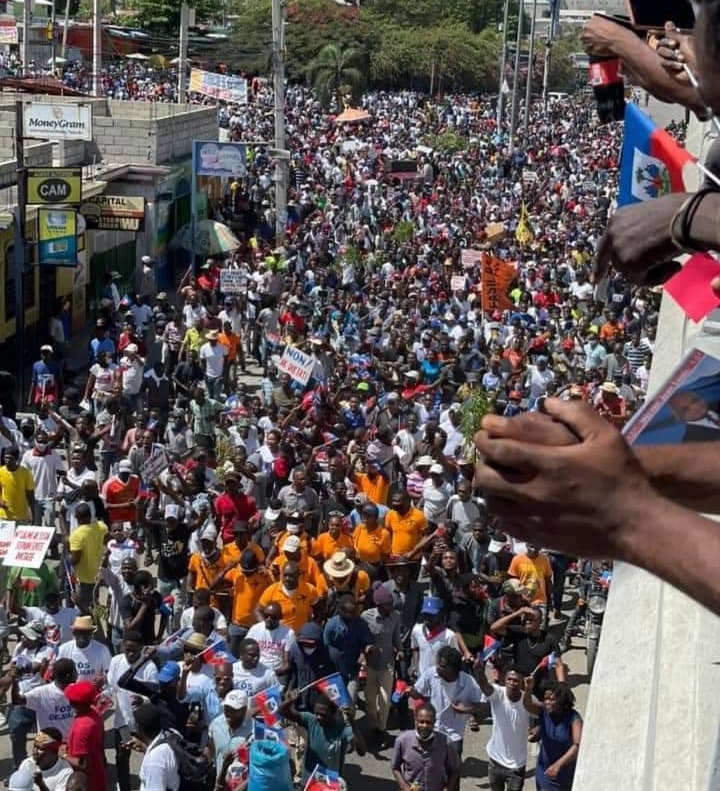 Une vue de la foule au carrefour de l'aeroport