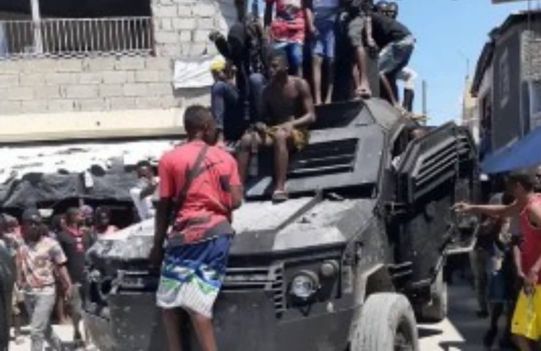 Blindé saisi par les bandits à Village de Dieu