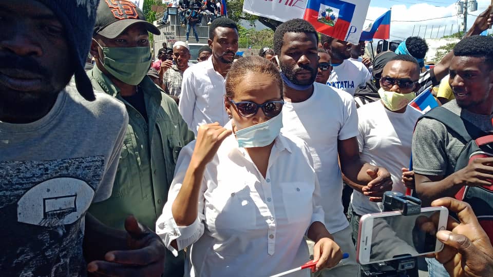Dr Maryse Narcisse au milieu de la foule