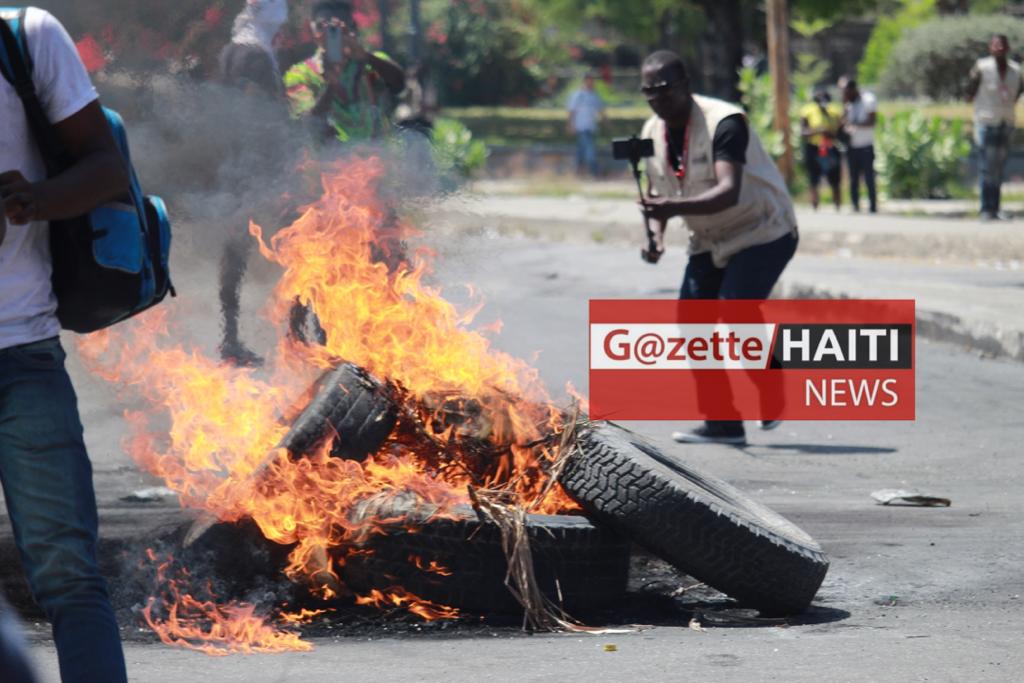 Barricades de pneus enflammés sur la chaussée 