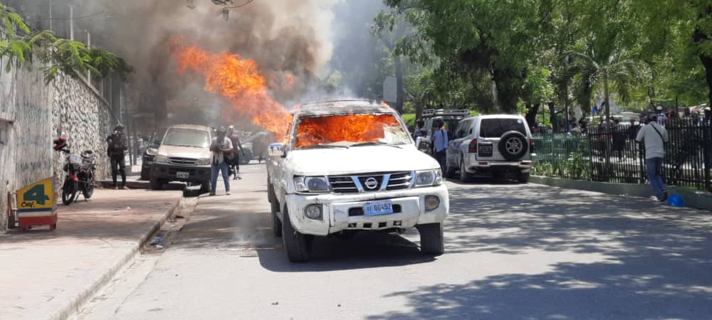 Un véhicule immatriculé Officiel en feu à P.V 