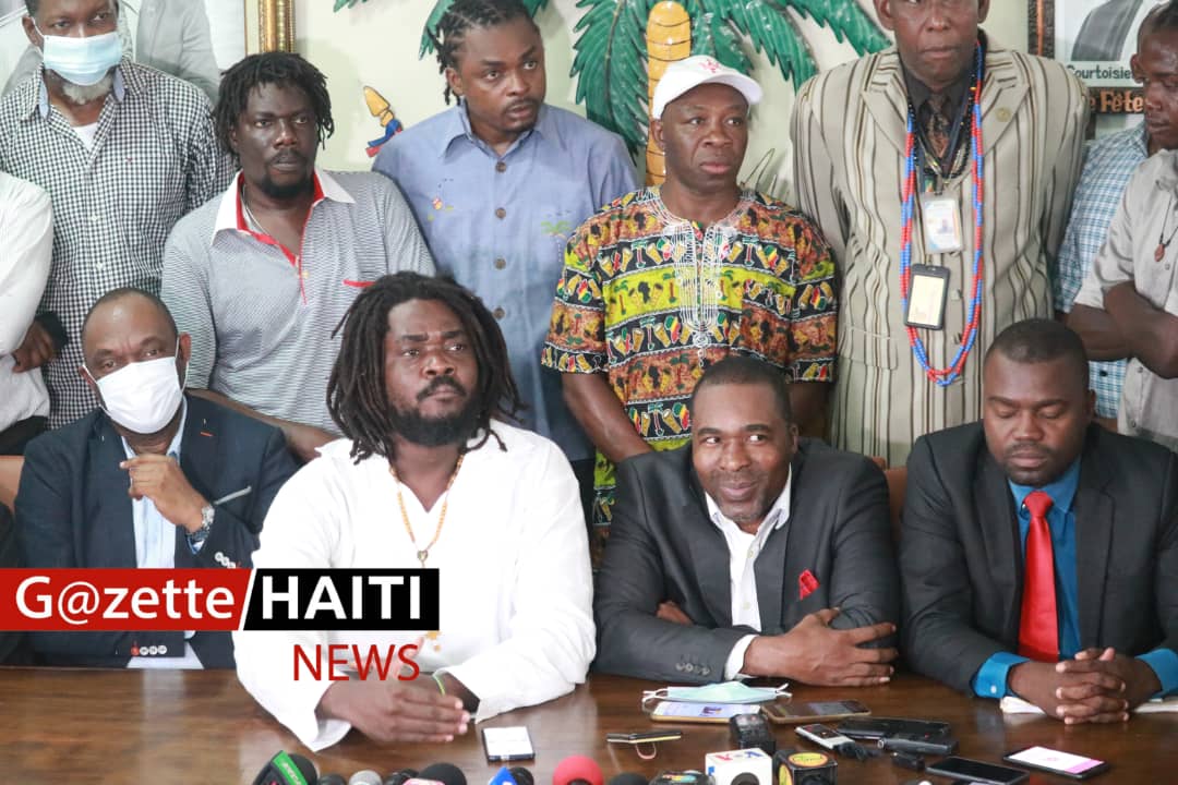 Arnel Bélizaire et ses camarades en conférence 