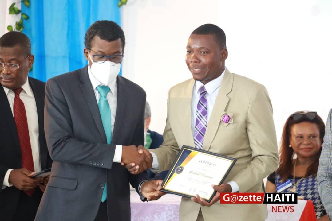 lauréat Michelot Exavier recevant son prix 