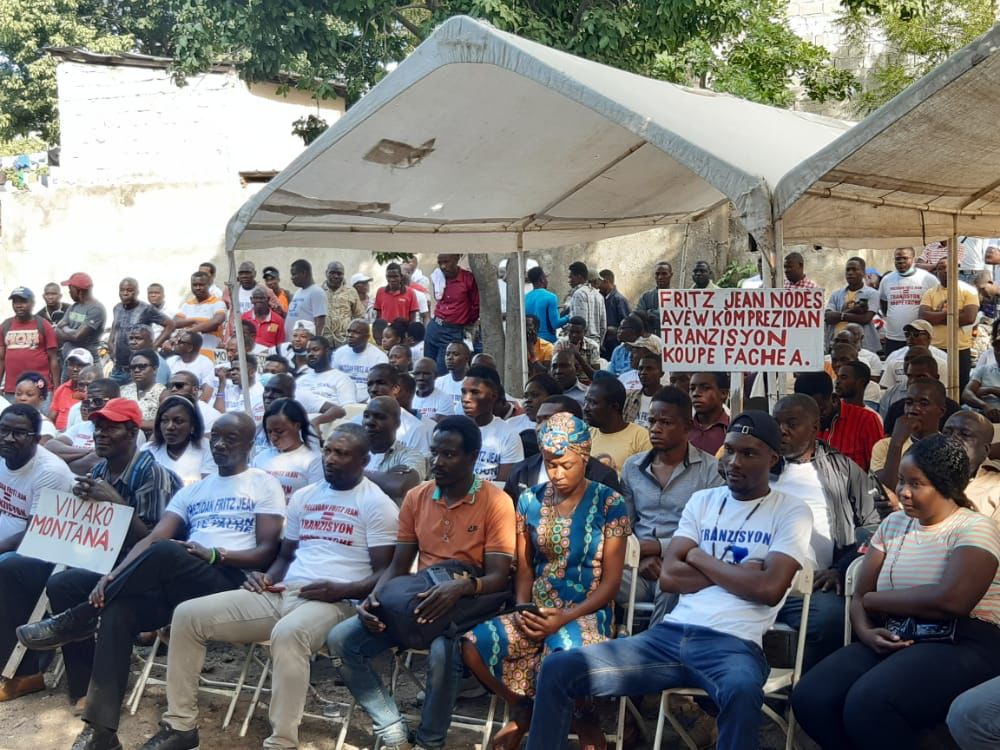 Des supporteurs de Fritz Jean avant la marche 