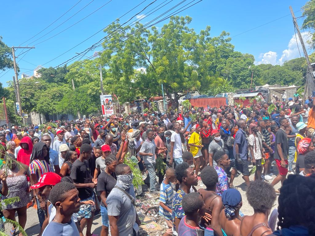 Une vue d'une foule à Pétion Ville