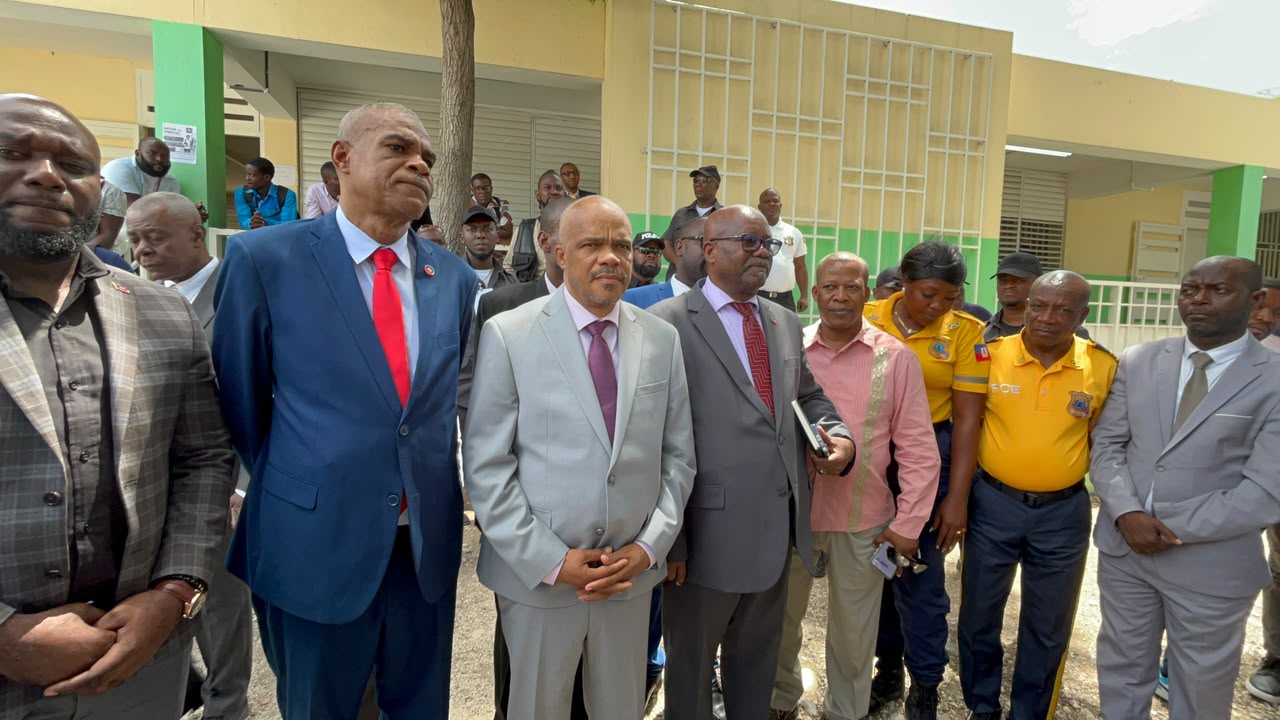 Le MENFP visite le centre d’examen du Lycée Jean-Marie Vincent à Carradeux