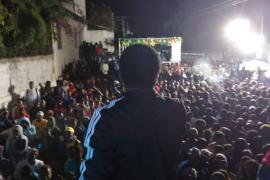 Louco Desir s'adressant au public 