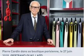 Pierre Cardin, ds sa boutique parisoenne à Paris. 