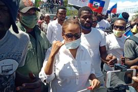 Dr Maryse Narcisse au milieu de la foule
