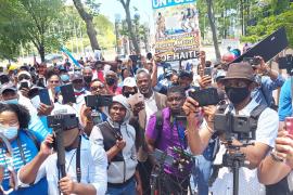La  foule  d'haïtiens  devant l'ONU 