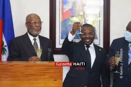 Claude Joseph, souriant passe le maillet 