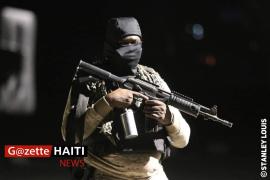 Un policier montant la garde sur la place des Gonaïves 