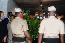 Ariel Henry déposant une gerbe fleurs 